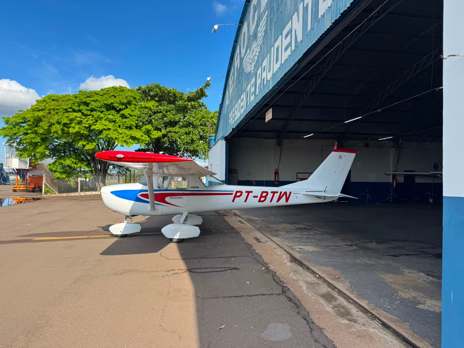 Cessna C150 matrícula PT-BTW no hangar do Aeroclube de Presidente Prudente