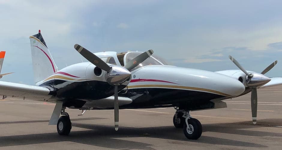 Piper Seneca II matrícula PR-AJC, bimotor no pátio do aeroporto
