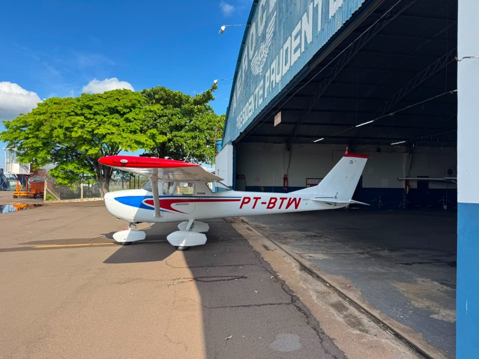 Cessna C150 matrícula PT-BTW diante do hangar do Aeroclube de Presidente Prudente